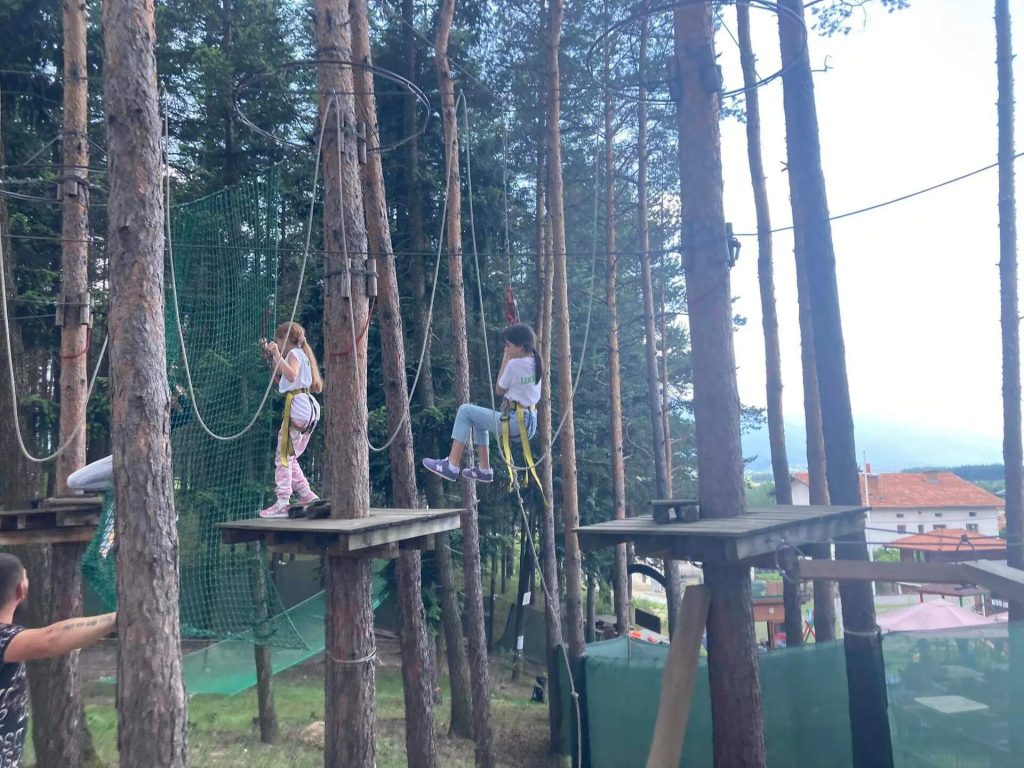 деца преминават по въжен мост