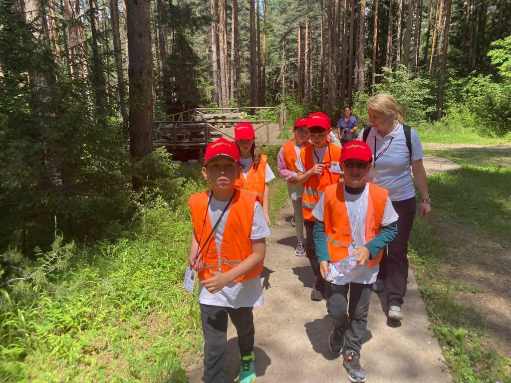 деца на поход в планината