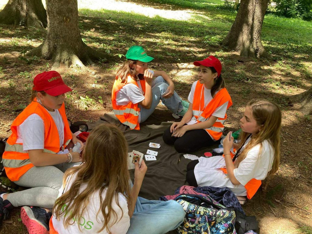 деца играят карти