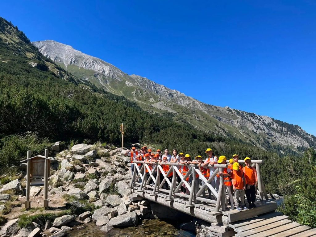 Деца от летен лагер на поход в планината