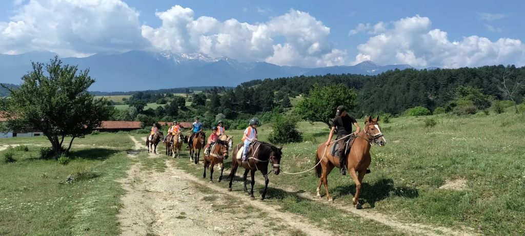 Конна езда в летен лагер Лъки Банско Кидс Камп