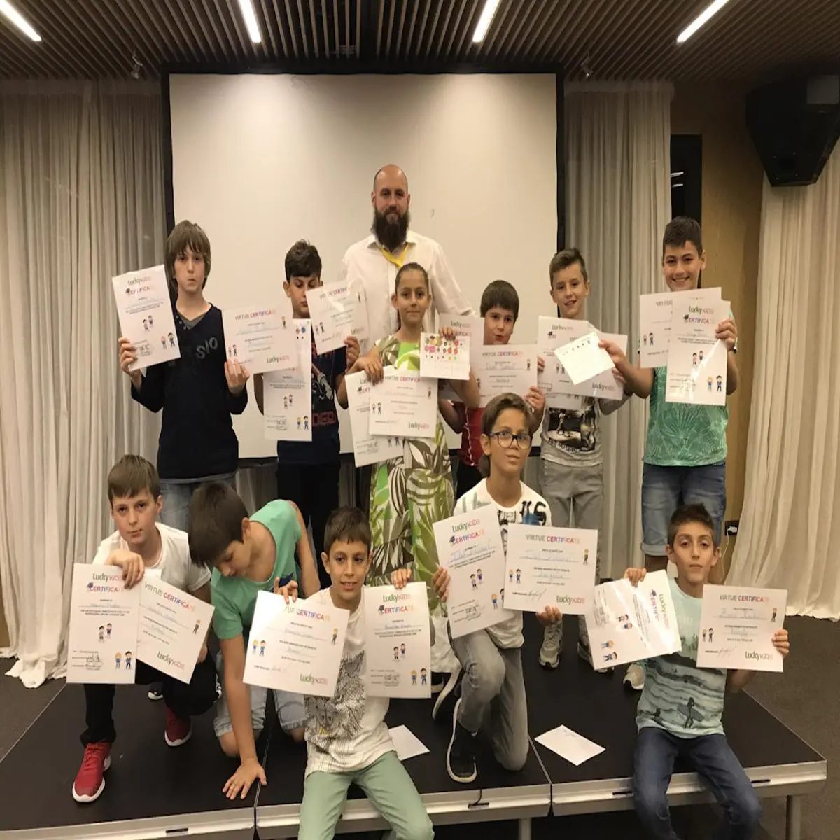 Деца с дипломи от лагера LuckyKids