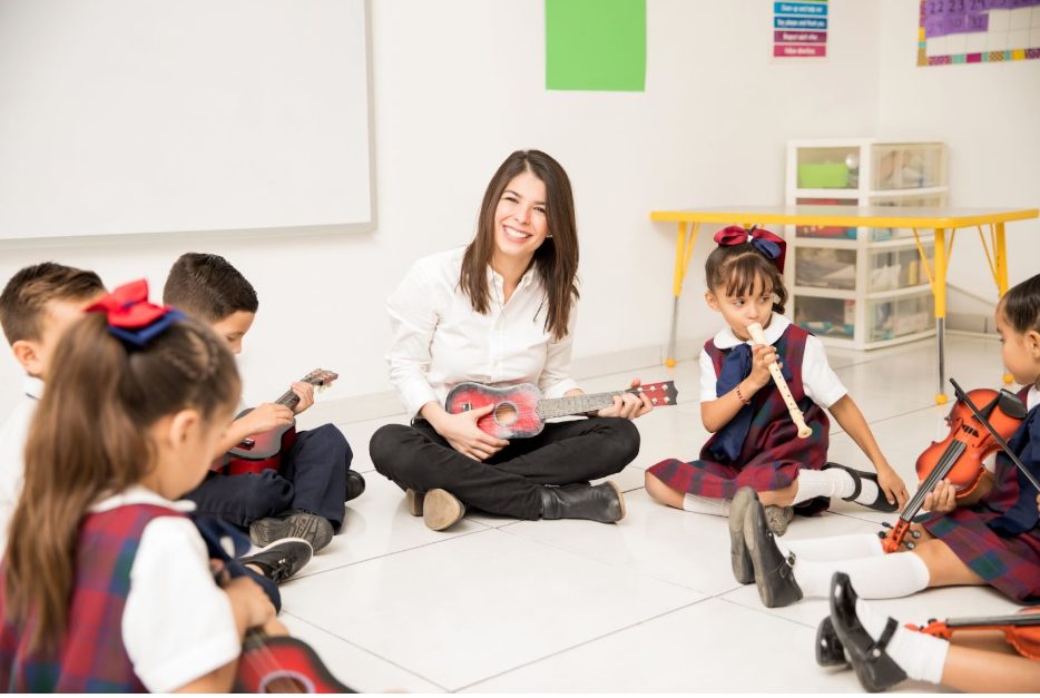 Запознаване на децата с професиите по време на час по музика.