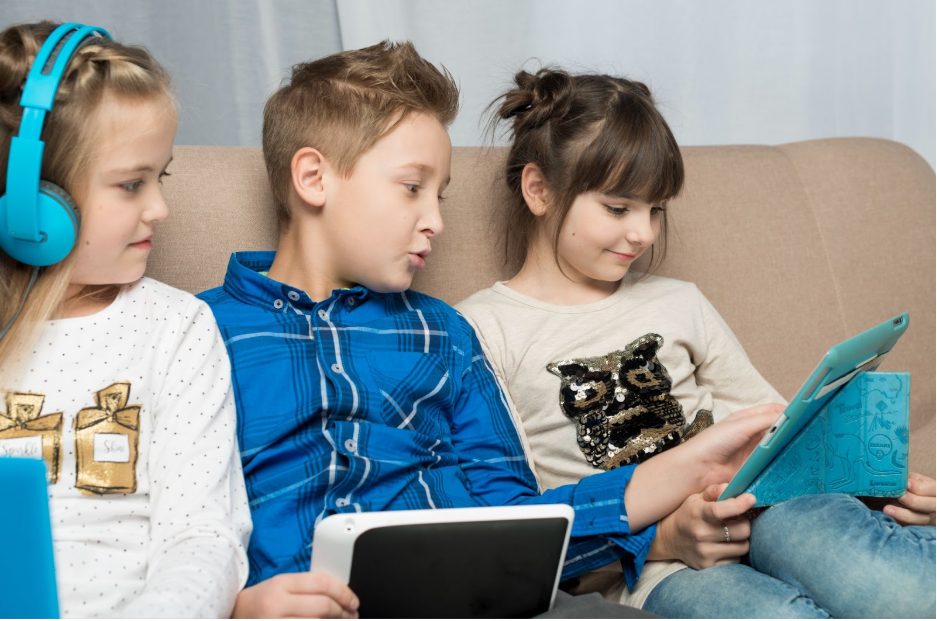 Учене чрез игра на дигитални устройства.