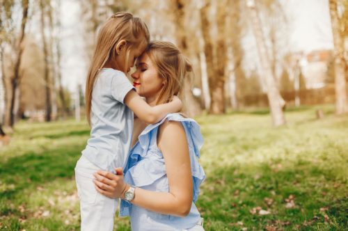 Дете демонстрира доверие към близките си и води открит разговор с тях.