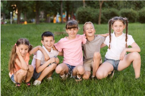 Дете демонстрира доверие към близките си и води открит разговор с тях.