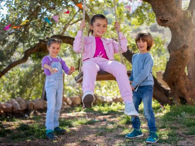 Група приятели се забавляват на люлка.