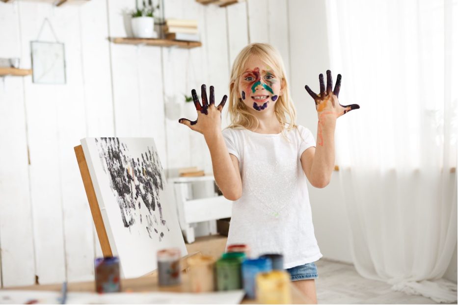 дете проявява креативност, докато рисува 