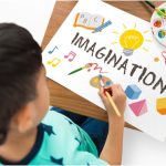 дете рисува картина