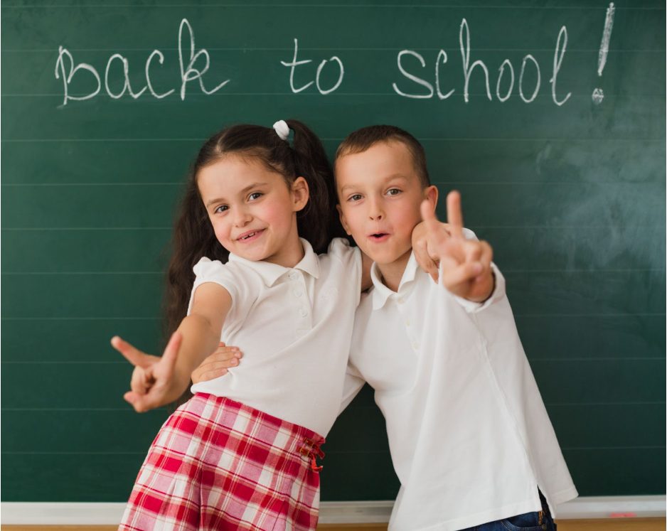 Момче и момиче пред дъската в класната стая.