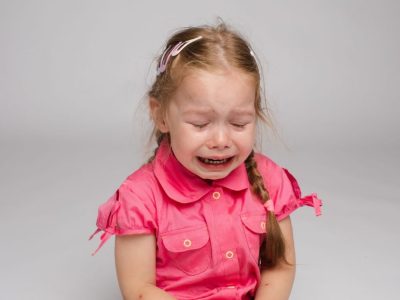 Плачещо малко момиче