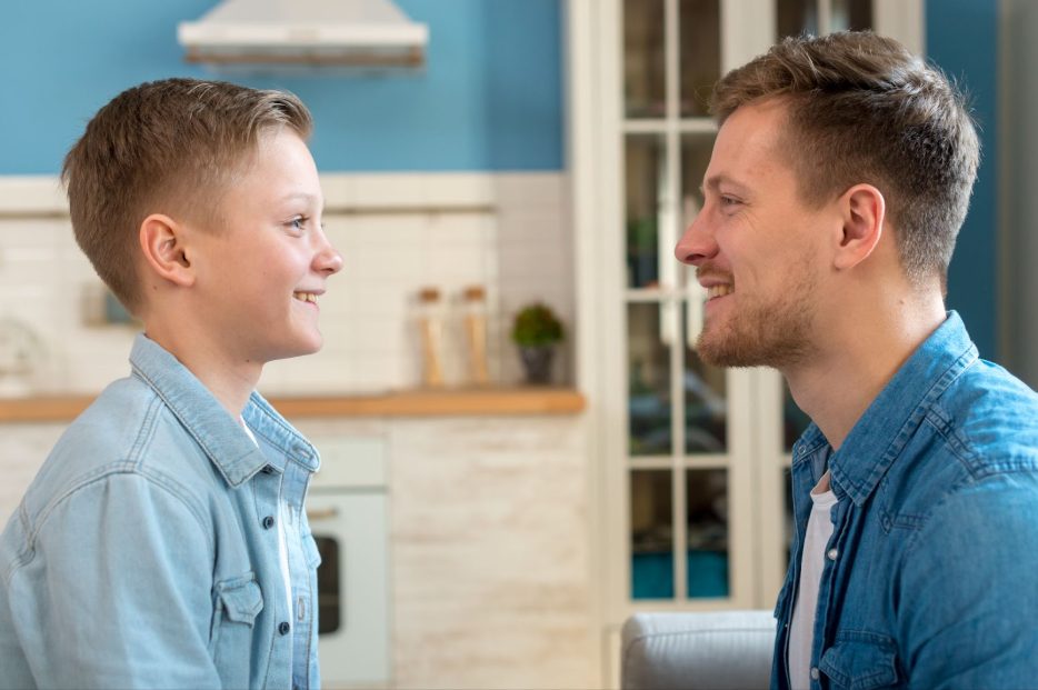 Баща разговаря с детето си