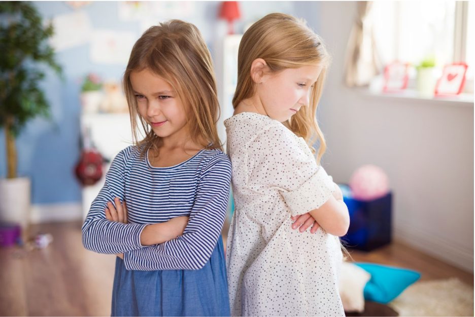 Две сърдити момичета с гръб едно към друго