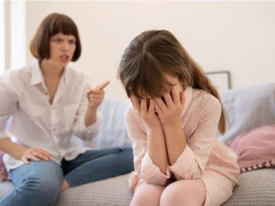 Майка се кара на детето си