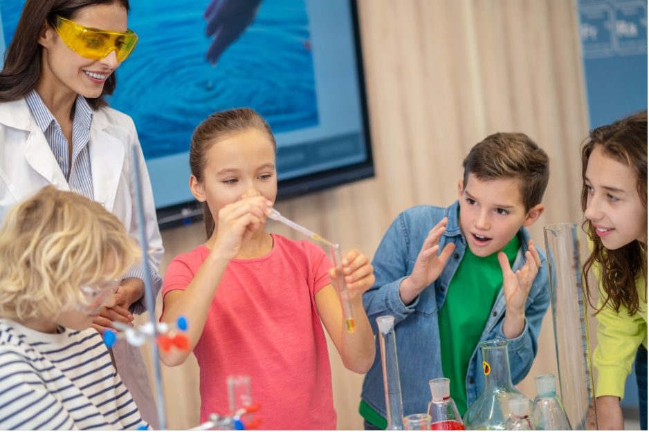 Деца експериментират в час