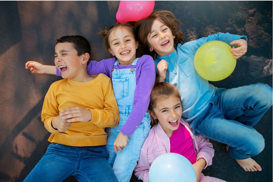 Щастливи деца с балони