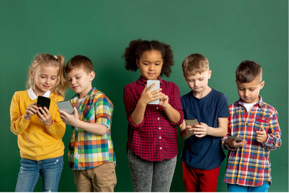 Деца с телефони