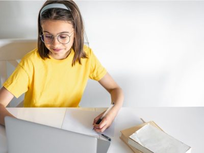 Момиче си води записки, докато учи