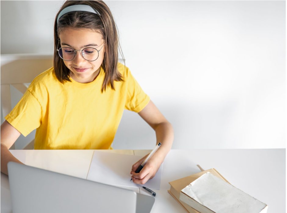 Момиче си води записки, докато учи