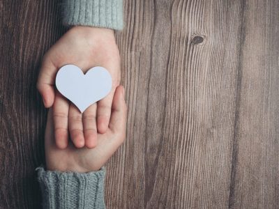 Две ръце, които държат дървено сърце