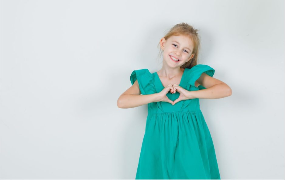 Дете, което изпитва благодарност, прави с ръцете си формата на сърце