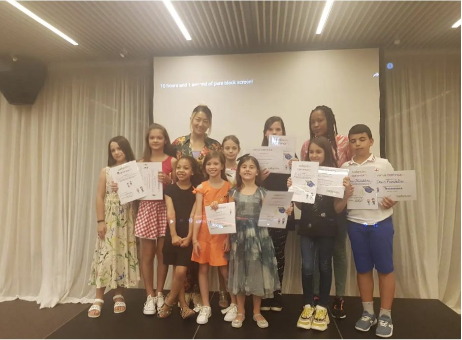 Деца от летен лагер с дипломи в ръце