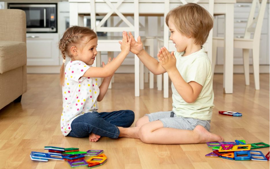 деца пеят песен на английски и пляскат с ръце