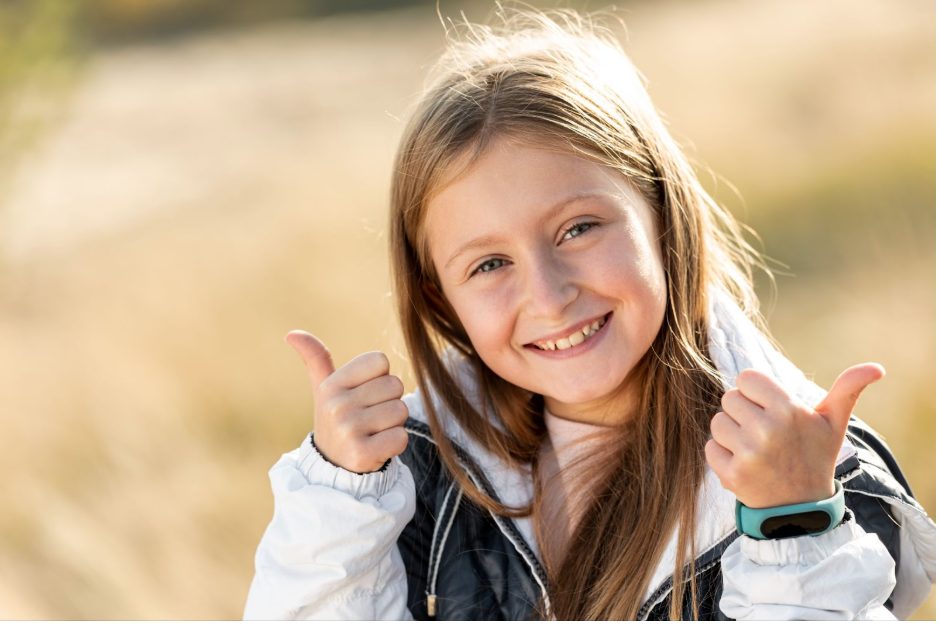 Усмихнато момиче с добра самооценка за себе си.