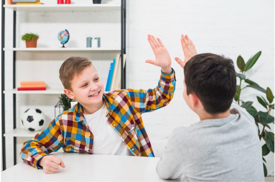 две момчета си дават "пет"