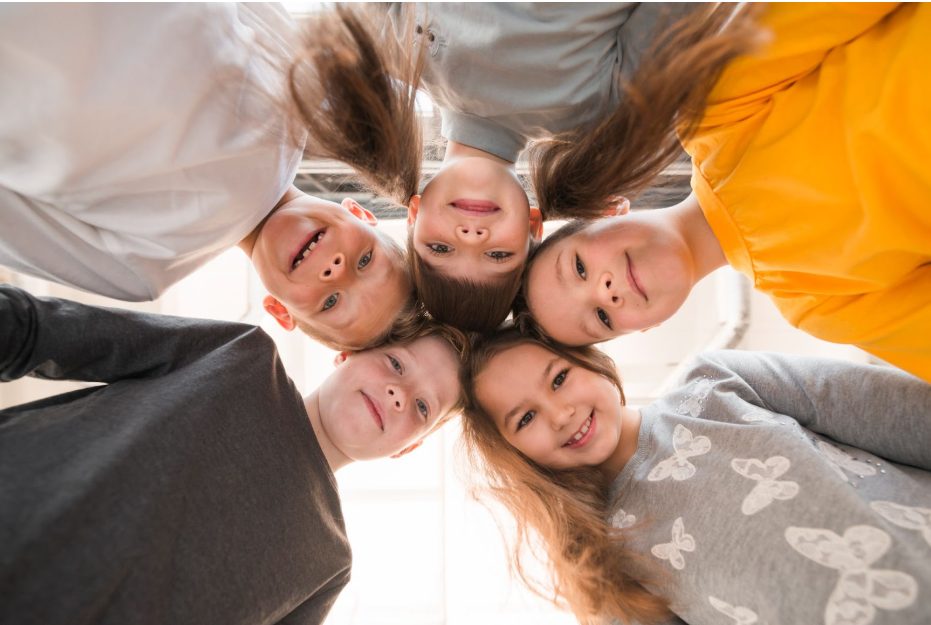 група усмхнати деца