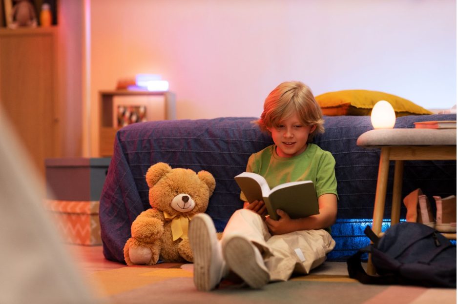 Момче си играе с играчка в светла детска стая