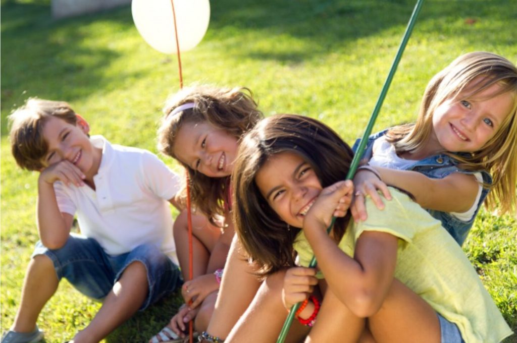 Група деца се усмихват