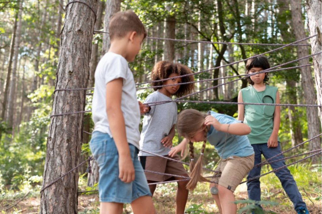 Група деца от различни държави играят навън с въже