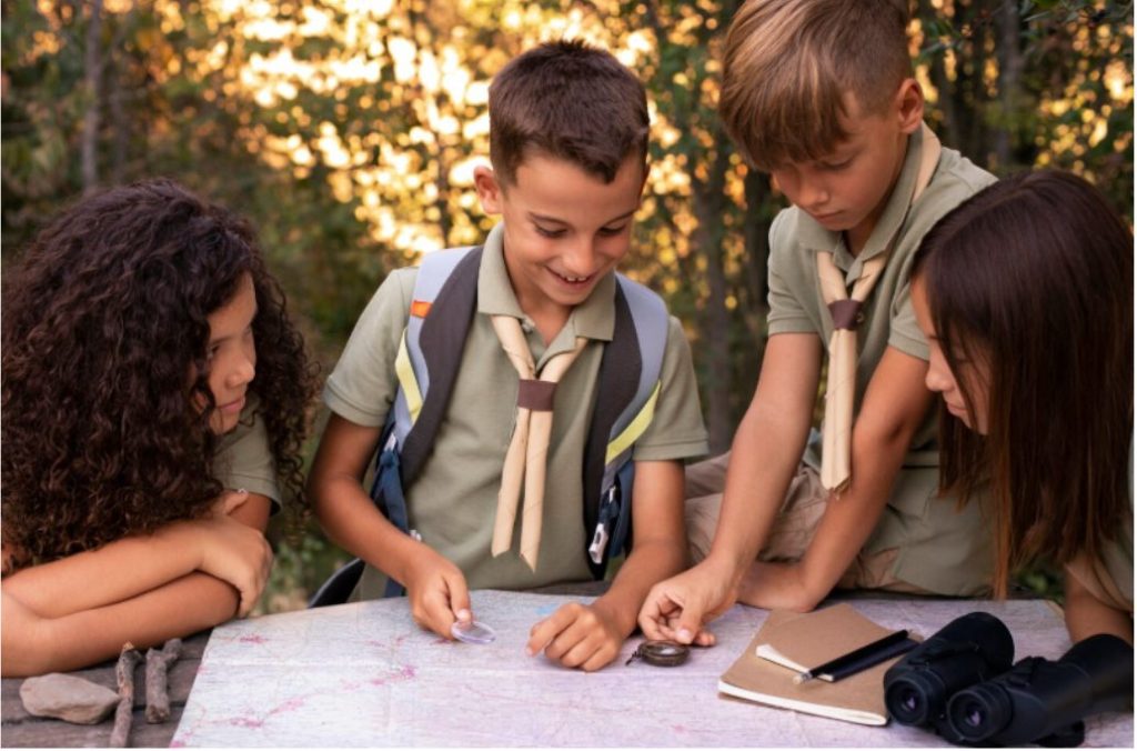 Група деца играят на "Лов за съкровища" навън