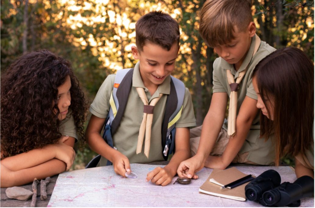 Група деца играят на "Лов за съкровища" навън