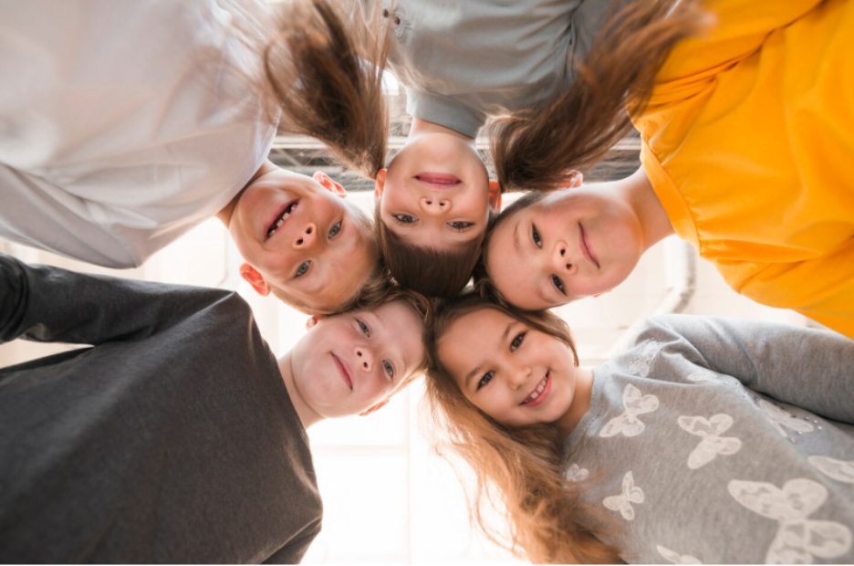 Група деца гледат усмихнато към камерата